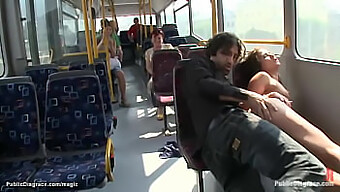 Una Joven Europea Se Involucra En Sexo Kinky En Un Vehículo De Transporte Público.