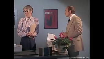 Schau Einer Reifen Frau In Aktion In Diesem Vintage-Pornoclip Zu