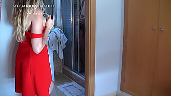 La Ragazza Più Sexy Ha La Sua Figa Stretta Riempita Di Sperma