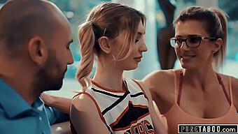 Pelatih Selebriti Menghadapi Cheerleader Pirang Dalam Threesome Liar