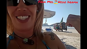 Pov-Video Blondista Vaimosta, Joka Esittelee Bikineihin Verhottua Vartaloaan Praia Da Enseadassa