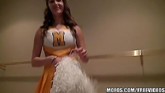 Forró Cheerleader Holly Megmutatja Természetes Melleit És Szóbeli Képességeit