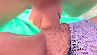 Schau Zu, Wie Männer Ihre Körper Zeigen Und Frauen In Diesem Striptease-Video Verwöhnen