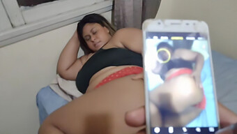 Esposa Amadora Pega Seu Enteado Para Tirar Fotos Sensuais Dela