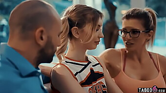 Le Trio De Cory Chase Avec Une Pom-Pom Girl Adolescente Et Sa Femme Coach