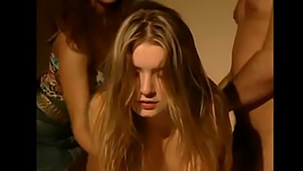 Una Teenager (19) Sperimenta La Sua Prima Penetrazione Anale In Un Video Hot