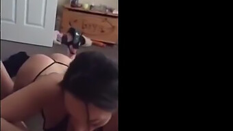 Gadis Putih Yang Menggoda Memberikan Blowjob Yang Memuaskan.