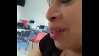 Guru Latina Memberikan Blowjob Yang Penuh Dengan Sperma Di Dalam Kelas